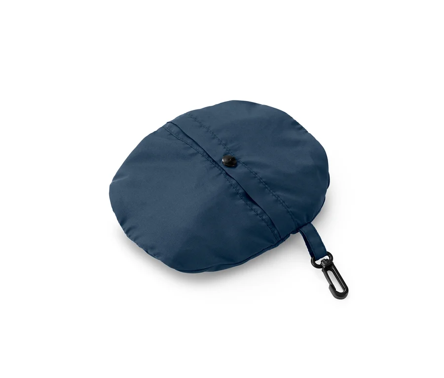 Blauer Trekkinghut mit Tasche auf weißem Hintergrund.