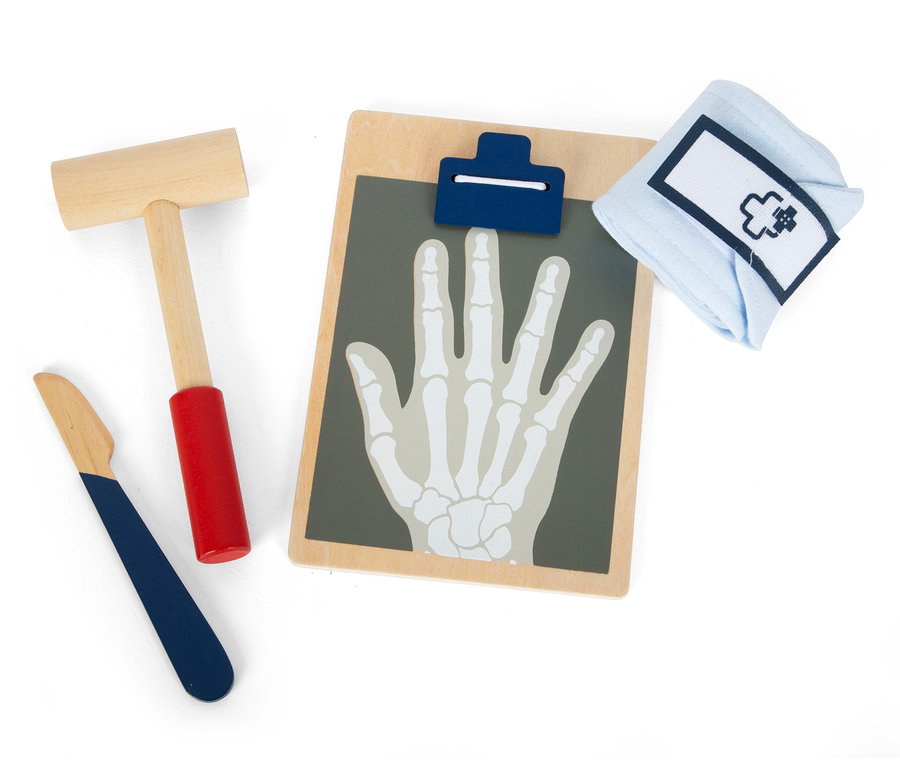 Holz-Arzt-Set mit Handröntgen, Hammer und Arztkappe, inklusive small foot Arzttasche.