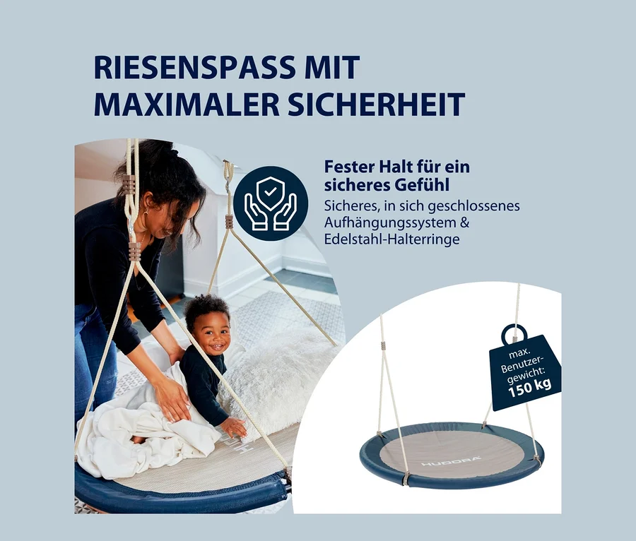 Eine Frau deckt ein Kind in einer HUDORA Nestschaukel »Lounge«, midnight, Ø 110 cm mit einer Decke zu.