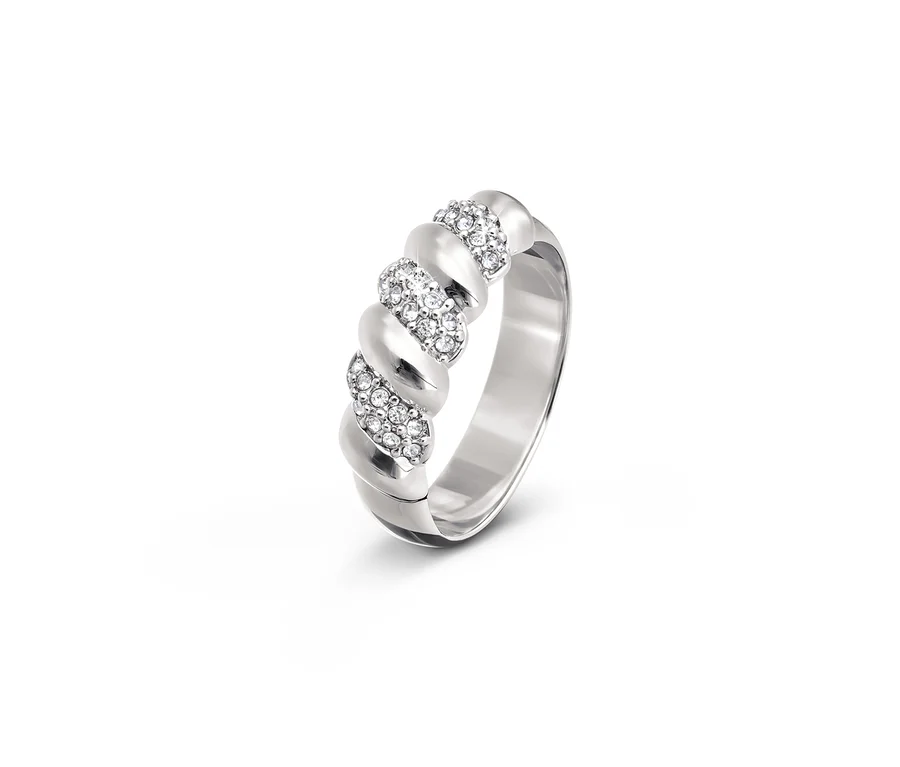 Silberner Ring Sparkle Rows mit Strasssteinen auf weißem Hintergrund.
