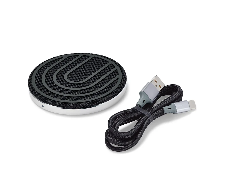 Eine kabellose Ladestation in Schwarz neben einem schwarzen Kabel.