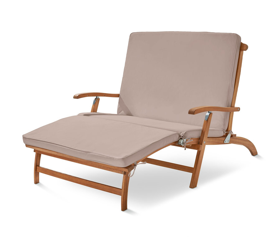 Doubledeckchair mit abnehmbarem Fußteil. Der Stuhl hat einen Holzrahmen und eine beige Polsterung.