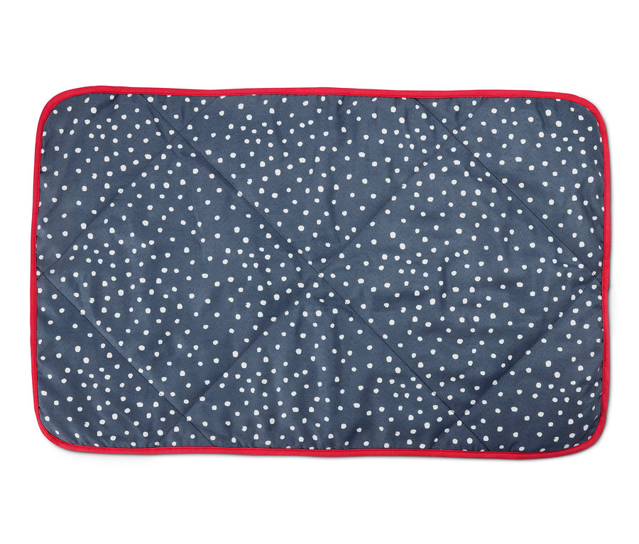 Hunde-Kuscheldecke mit weißen Punkten auf dunkelblauem Grund und rotem Rand.