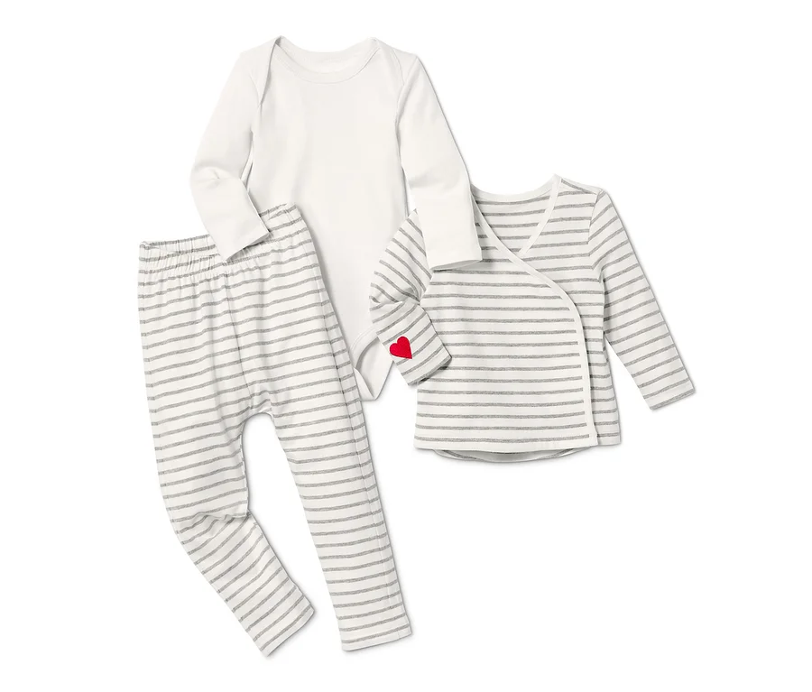 Baby-Starter-Set aus Bio-Baumwolle: Weißer Body, gestreifte Hose und Wickeljacke mit rotem Herz.