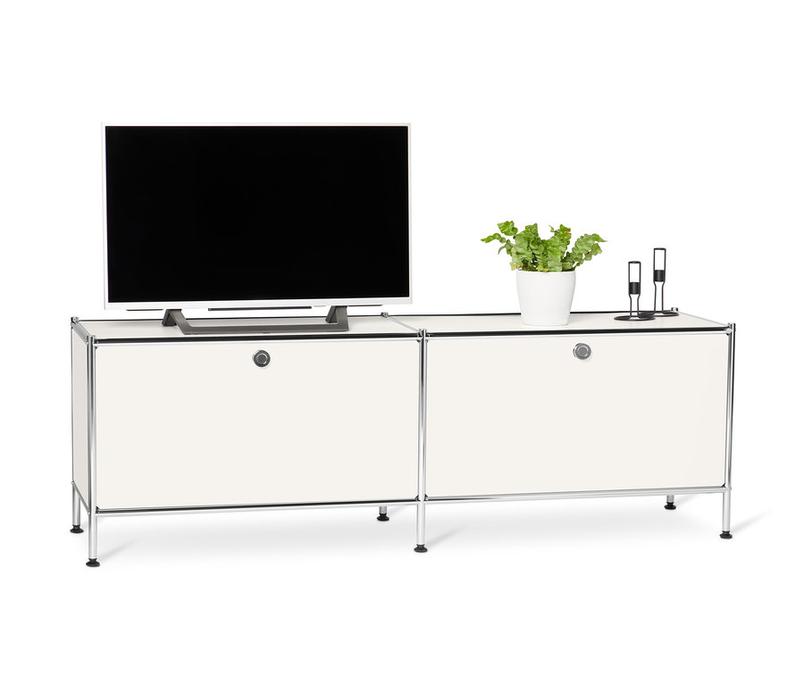 Fernseher steht auf weißem Lowboard Metall »CN3« mit Klappenfächern.