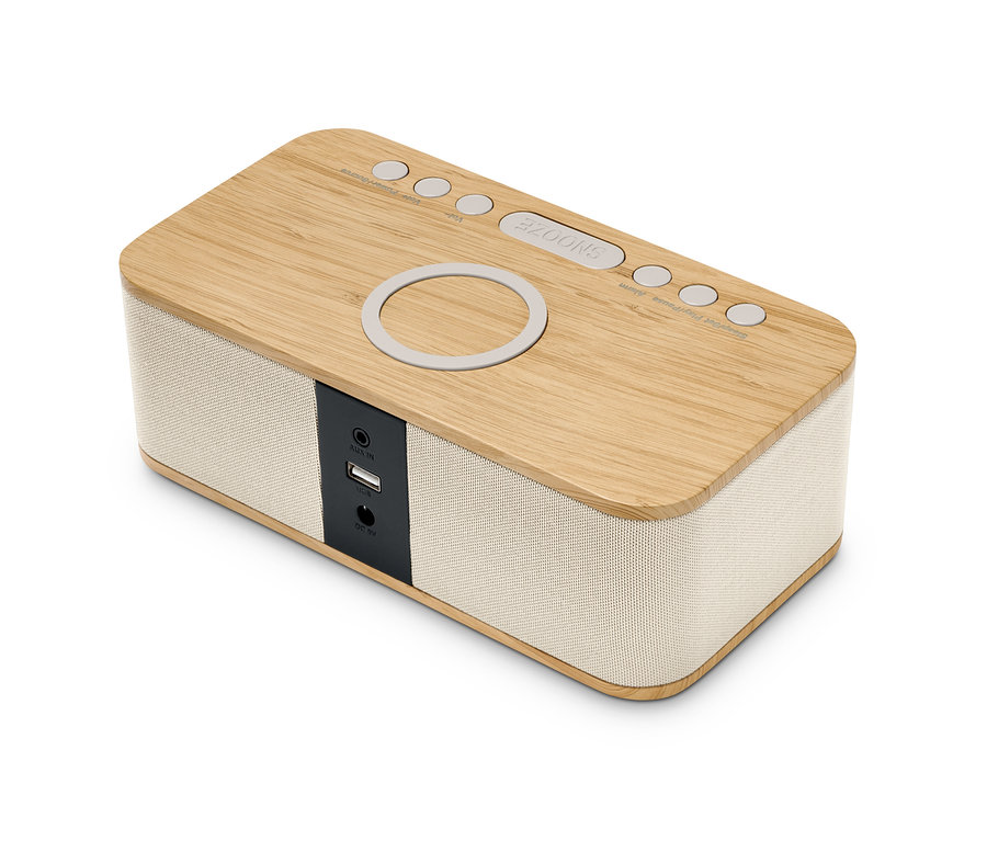 Detailaufnahme eines hölzernen Bluetooth®-Weckers mit kabelloser Ladefunktion.