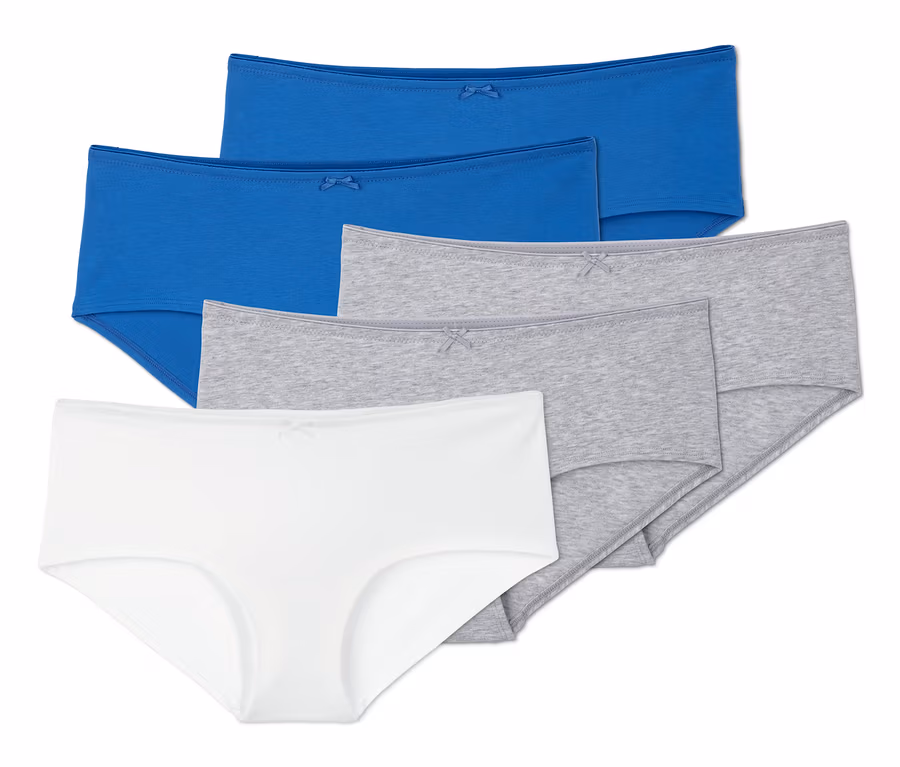 Fünf Höschen in verschiedenen Farben (blau, grau und weiß) übereinander angeordnet.