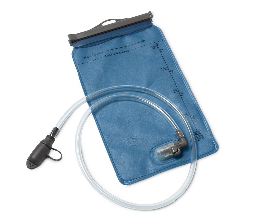 Blaue Trinkblase, 2 l, mit transparentem Schlauch.