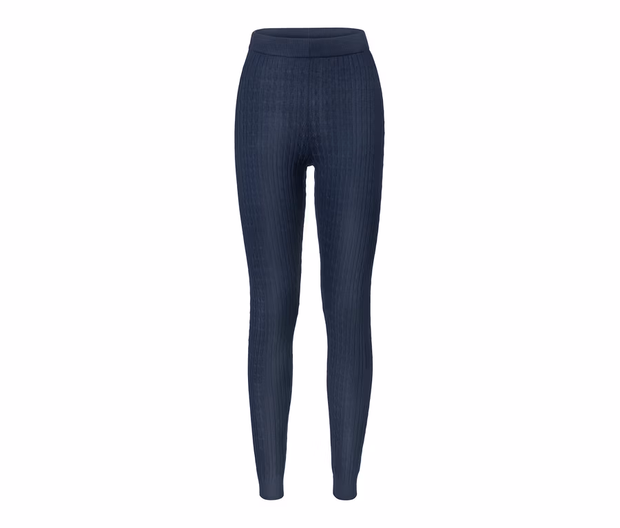 Nahaufnahme einer Strickleggings mit Zopfmuster.