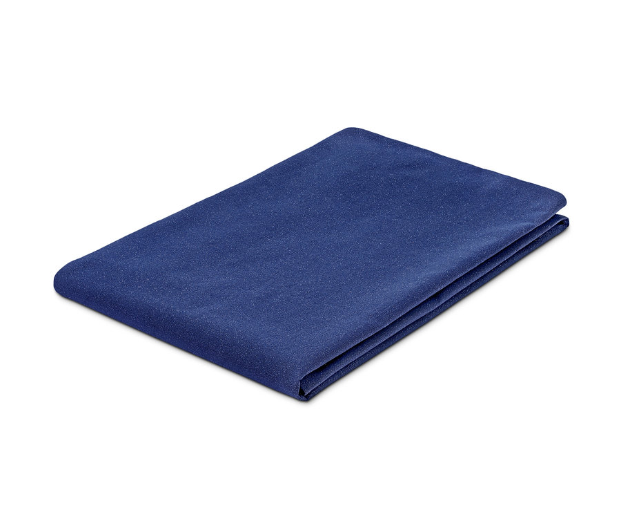 Eine blaue Tischdecke in Normalgröße und eine Tischdecke in Übergröße liegen gefaltet übereinander.