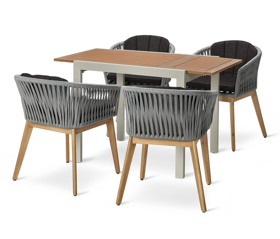 Vier Dining-Sessel mit Textilgeflecht umgeben einen ausklappbaren Tisch »Liska«.