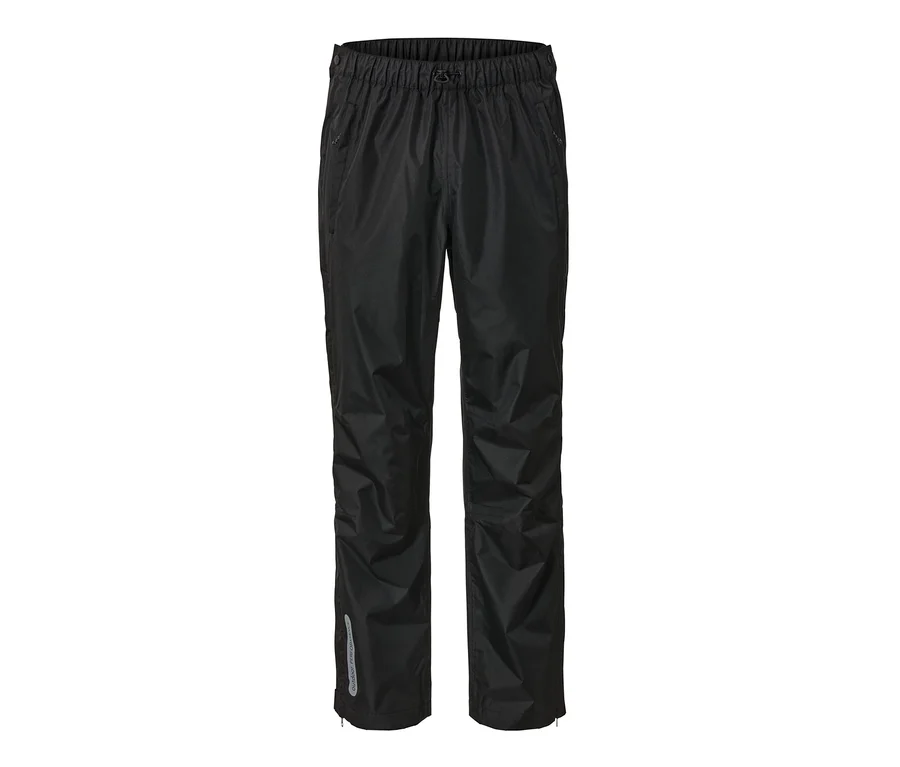 Eine schwarze High-Tech-Regenhose vor weißem Hintergrund.
