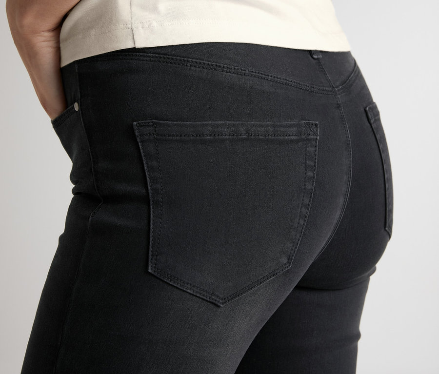 Nahaufnahme einer Frau in Skinny-Jeans.