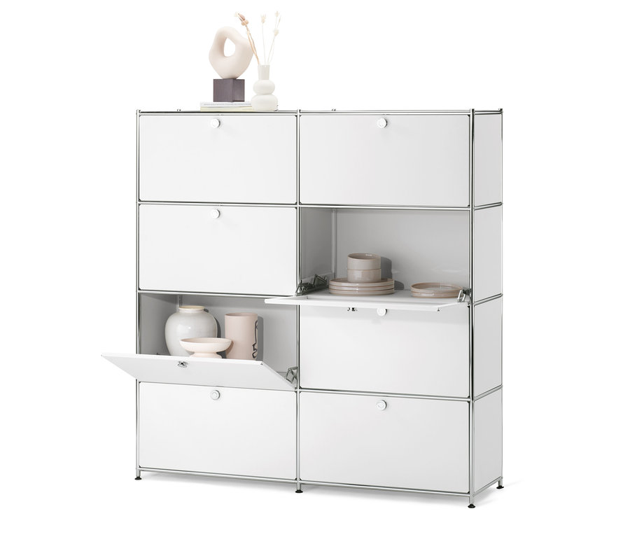 Weißes Highboard »CN3« mit acht Klappen, teilweise geöffnet, mit Dekoration.