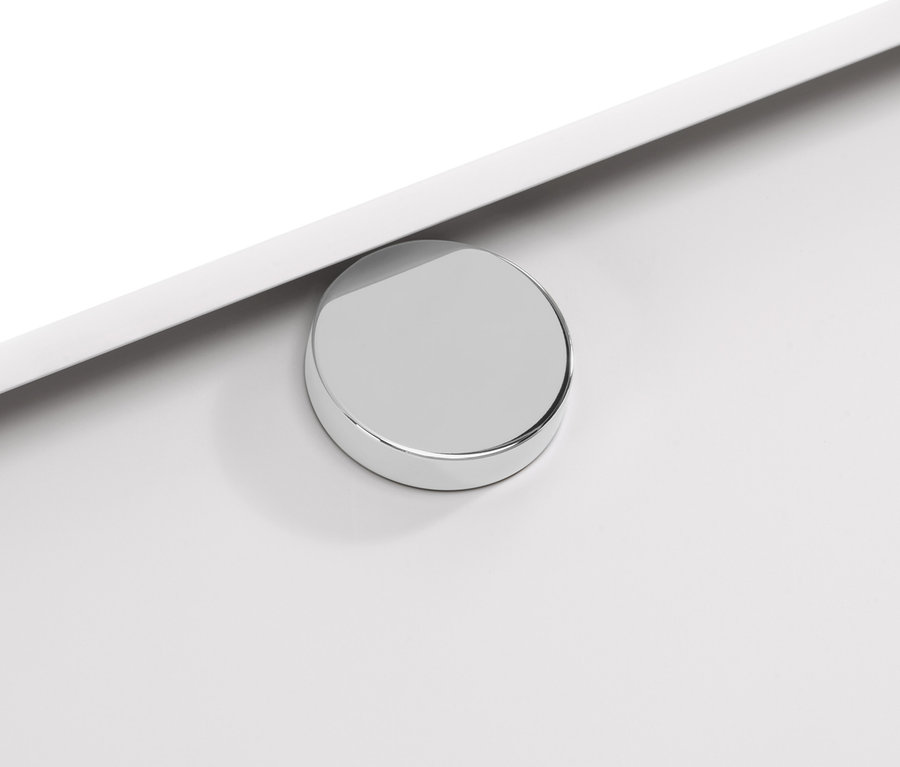 Detailaufnahme eines weißen Metall Sideboards »CN3« mit einem runden silbernen Griff.