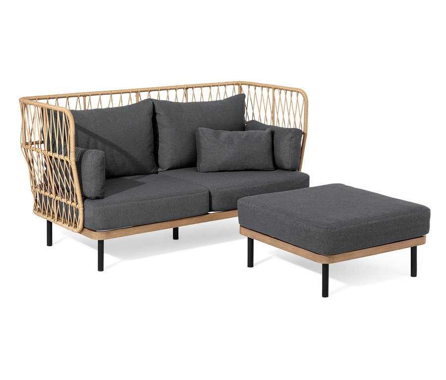 Ein Loungesofa mit Fußhocker aus Rattan mit grauen Polstern.