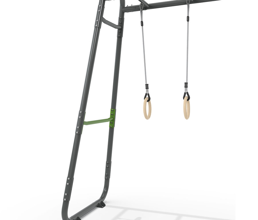 Graues EXIT Klettergerüst MB210 mit an Seilen hängenden Ringen.