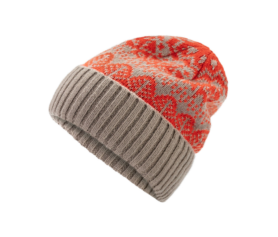 Detailaufnahme einer Strickmütze mit norwegischem Muster in Orange und Grau.