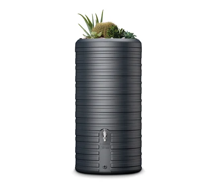 Eine graphitgraue Garantia 2-in-1 Regentonne »Nordic« Komplett-Set mit ca. 300 l Fassungsvermögen.