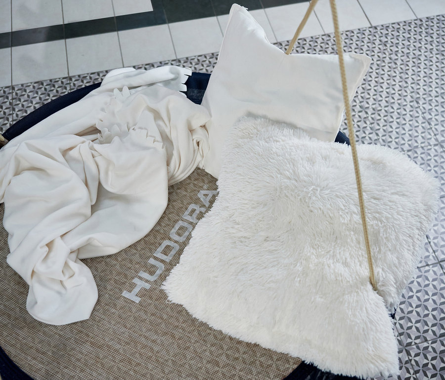 HUDORA Nestschaukel »Lounge«, midnight mit weißen Kissen und Überwurf.