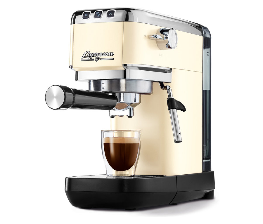 Eine »Lapressa« Siebträgermaschine in Creme mit einer Tasse Kaffee.