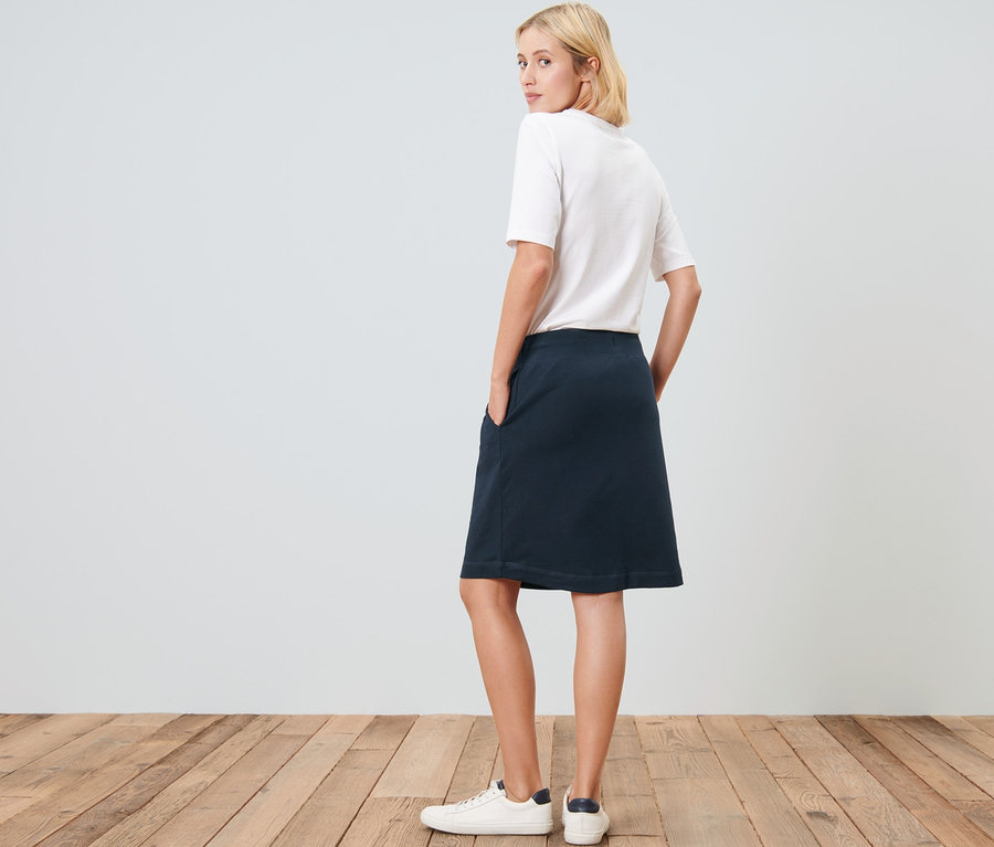 Frau posiert in Sweatrock.