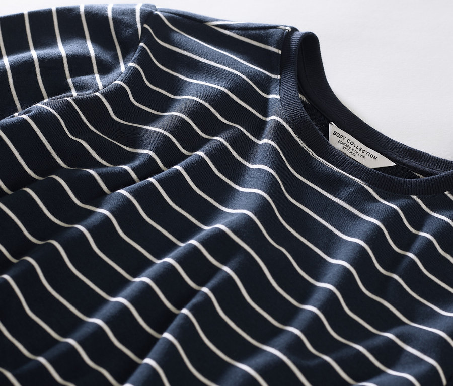 Detailansicht eines gestreiften Leggings-Pyjamas.