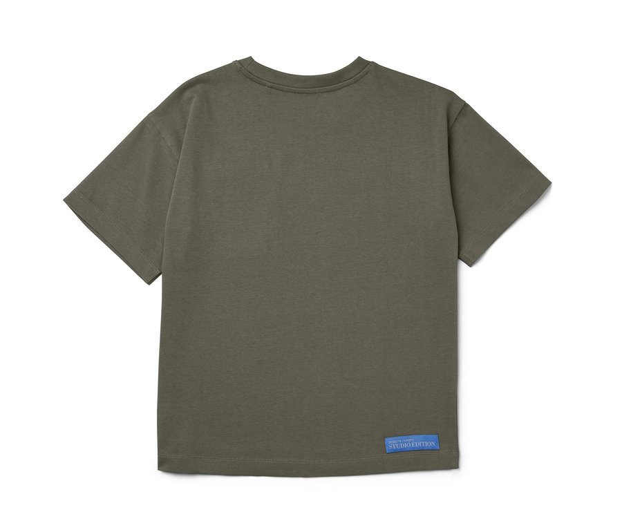 Detailansicht eines Kinder-Heavy-T-Shirts mit überschnittenen Schultern.