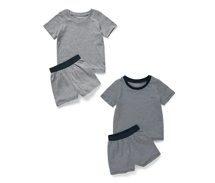 Zwei Kinder-Pyjamas, einfarbig grau und gestreift.