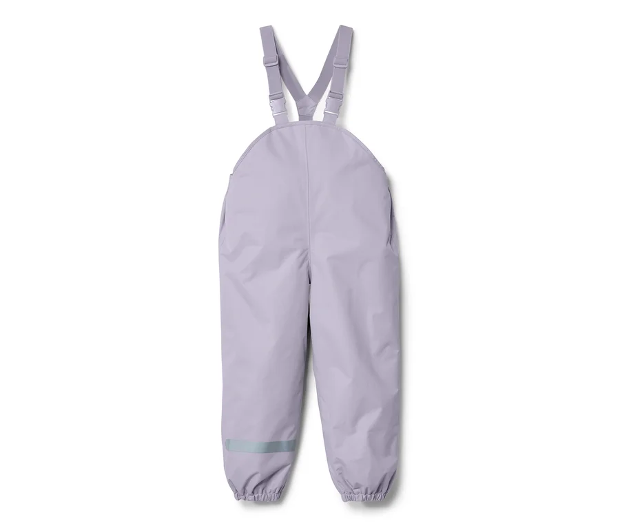 Eine hellviolette Kinder-Regenhose mit Latz und einem reflektierenden Streifen am Hosenbein.