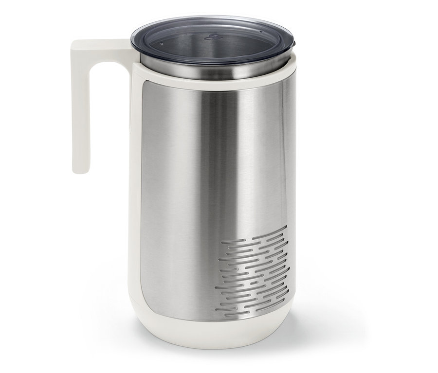 Ein Edelstahl-Thermobecher mit weißem Griff und transparentem Deckel.
