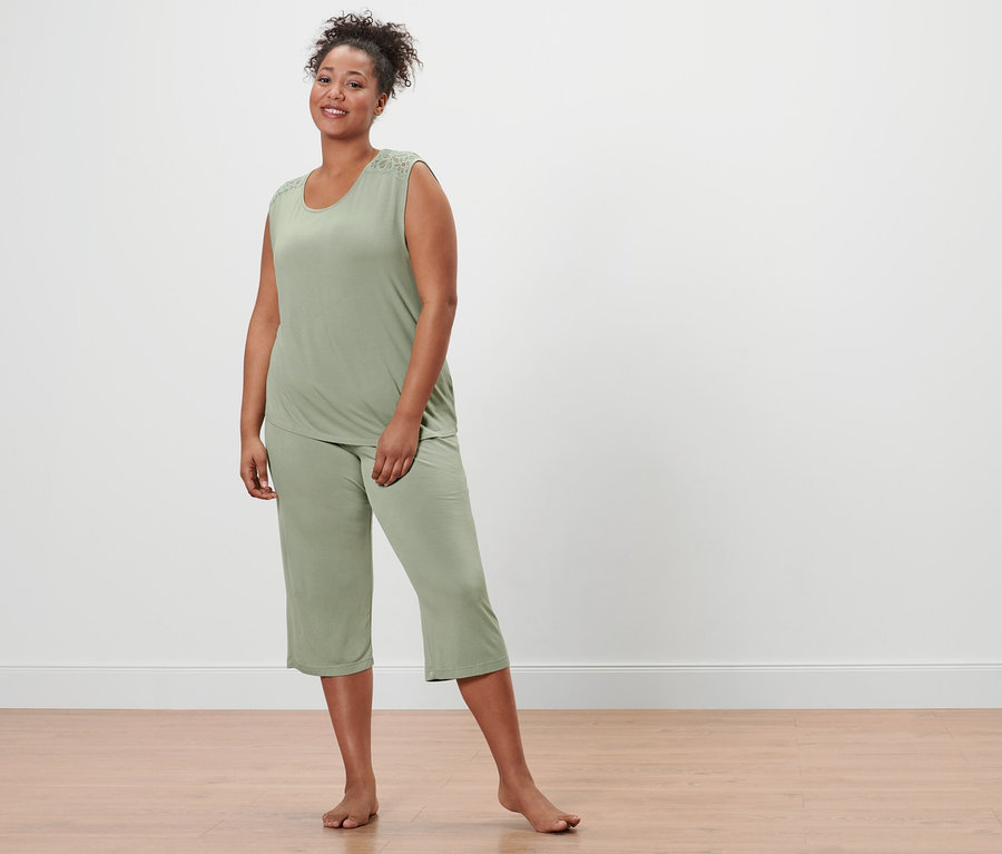 Frau posiert in einem grünen Pyjama.