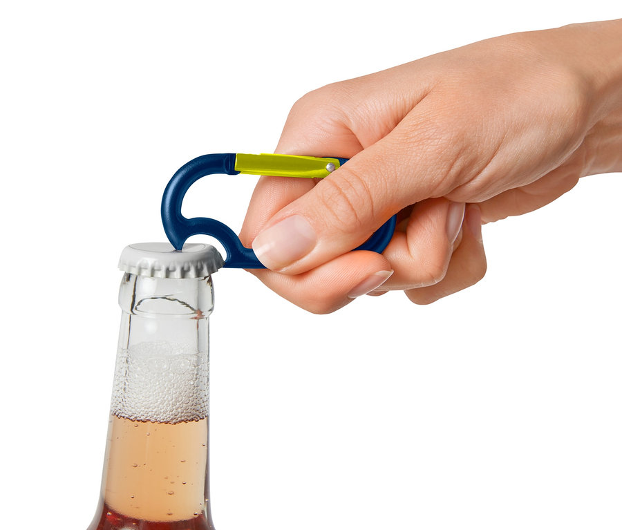 Eine Hand öffnet eine Flasche mit einem blau-gelben 4 Karabinerhaken.