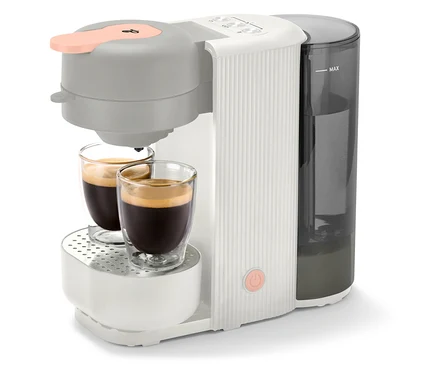Zwei Tassen Kaffee stehen unter der »Call me Pad« Kaffeepadmaschine Soft White.