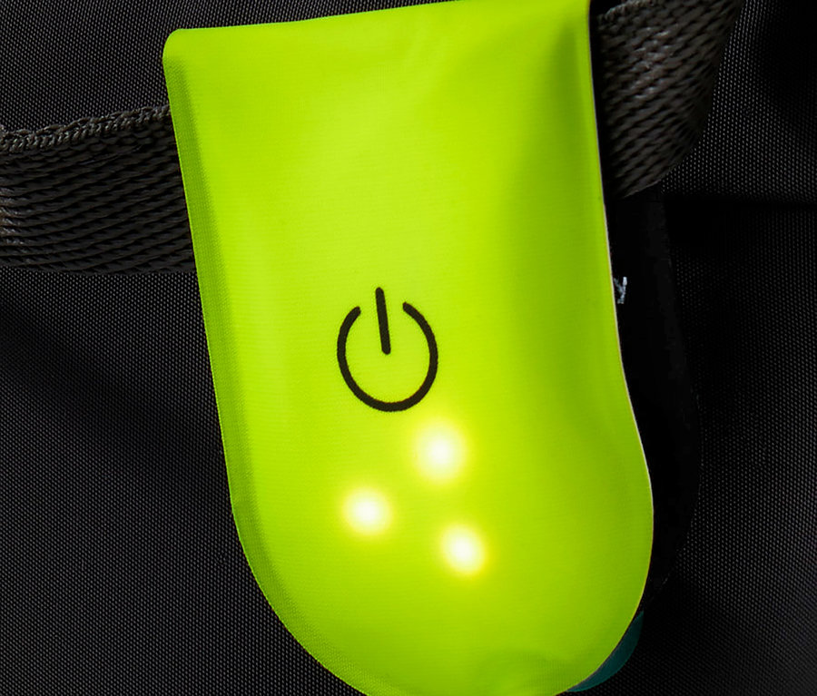 Grünes 3 LED-Magnet-Licht an einem Riemen befestigt.