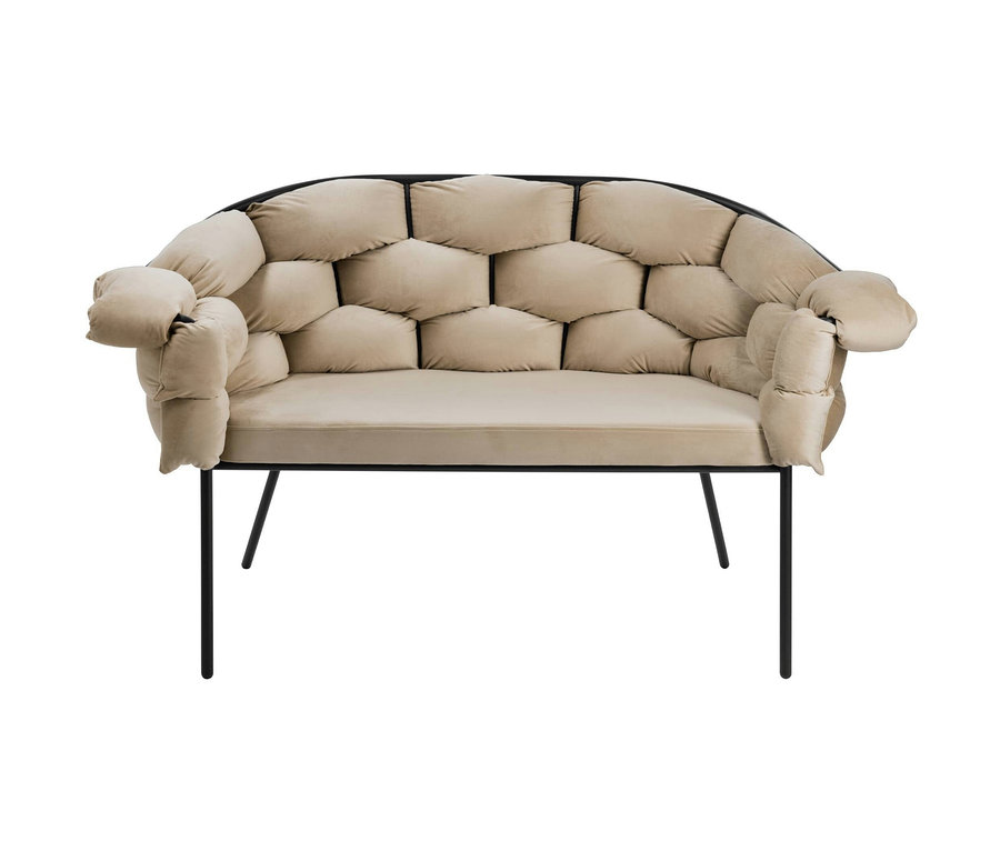 Ein cremefarbenes Eglo 2er-Sofa »Manambolosy« mit schwarzem Gestell und gepolsterten Armlehnen.