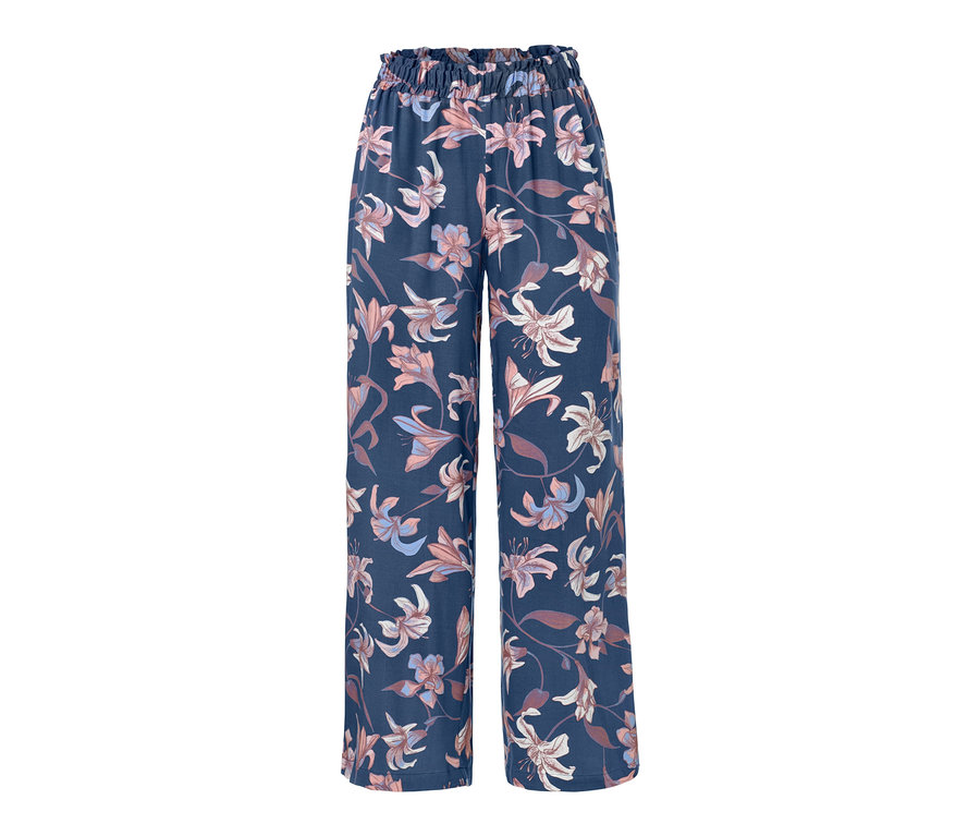 Blaue Relaxhose mit Blumenmuster.