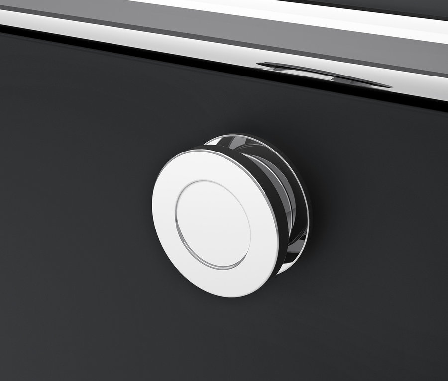 Detailansicht eines schwarzen CN3 Metall Schranks mit rundem silbernem Griff.