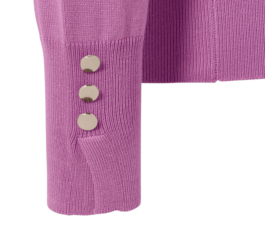 Detailansicht eines Feinstrickpullovers mit drei silbernen Knöpfen am Ärmel.