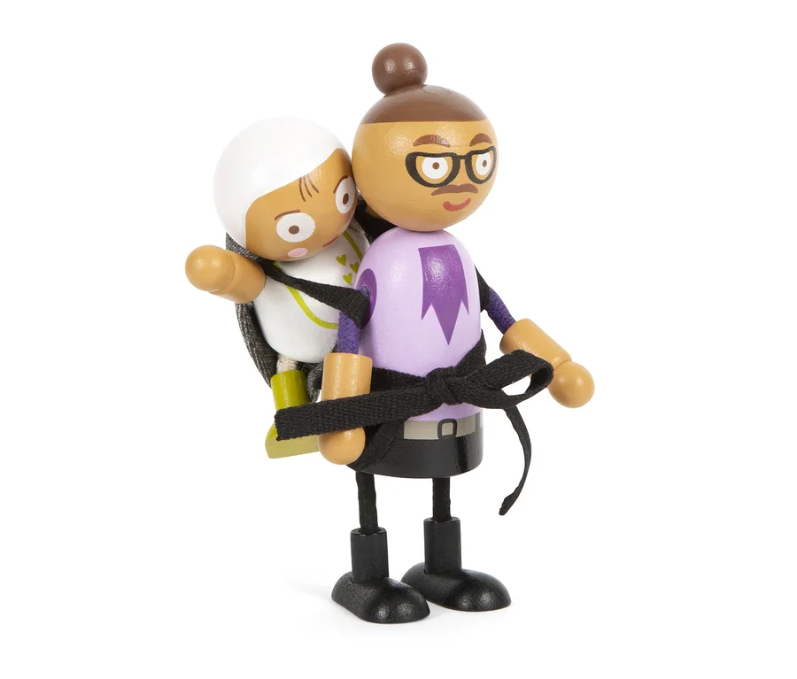 Holzfigur eines Vaters mit Brille, der ein Kind aus der small foot Biegepuppen-Familie auf dem Rücken trägt.
