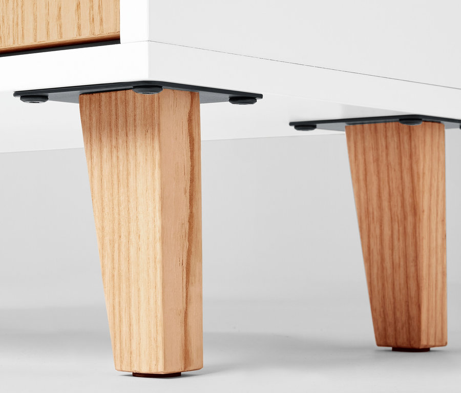 Detailansicht eines Sideboards mit 2 Türen und offenem Fach, der die Holzfüße zeigt