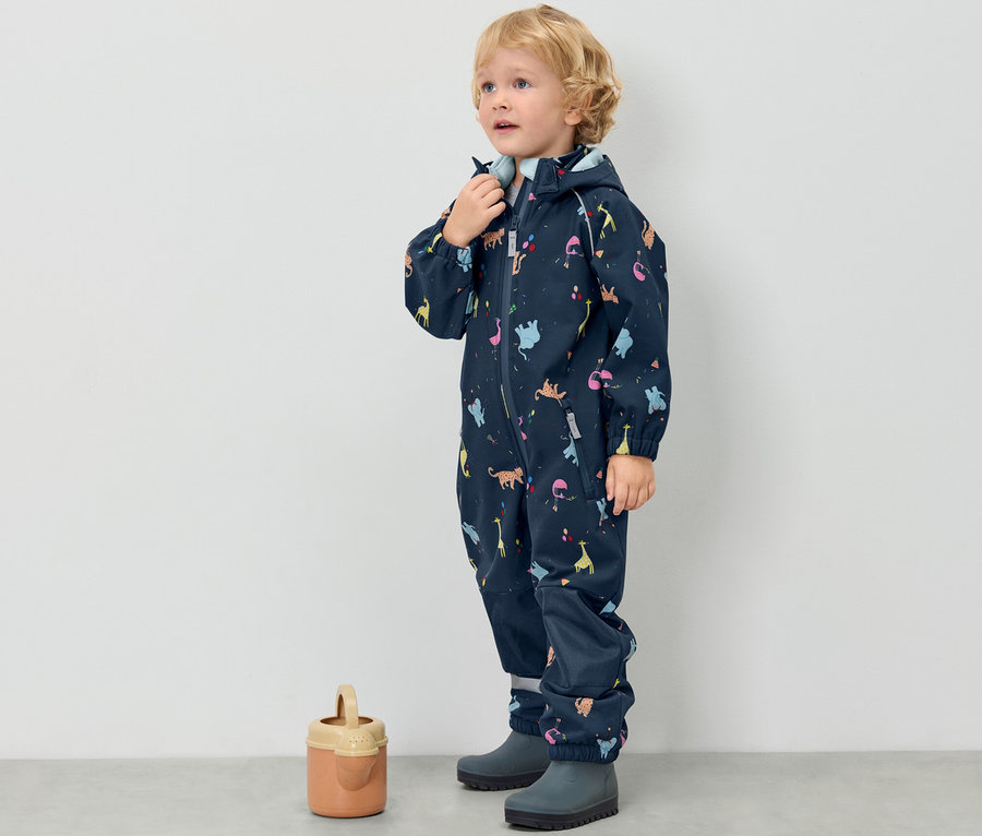 Junge im Kinder-Softshell-Einteiler, Tiere.