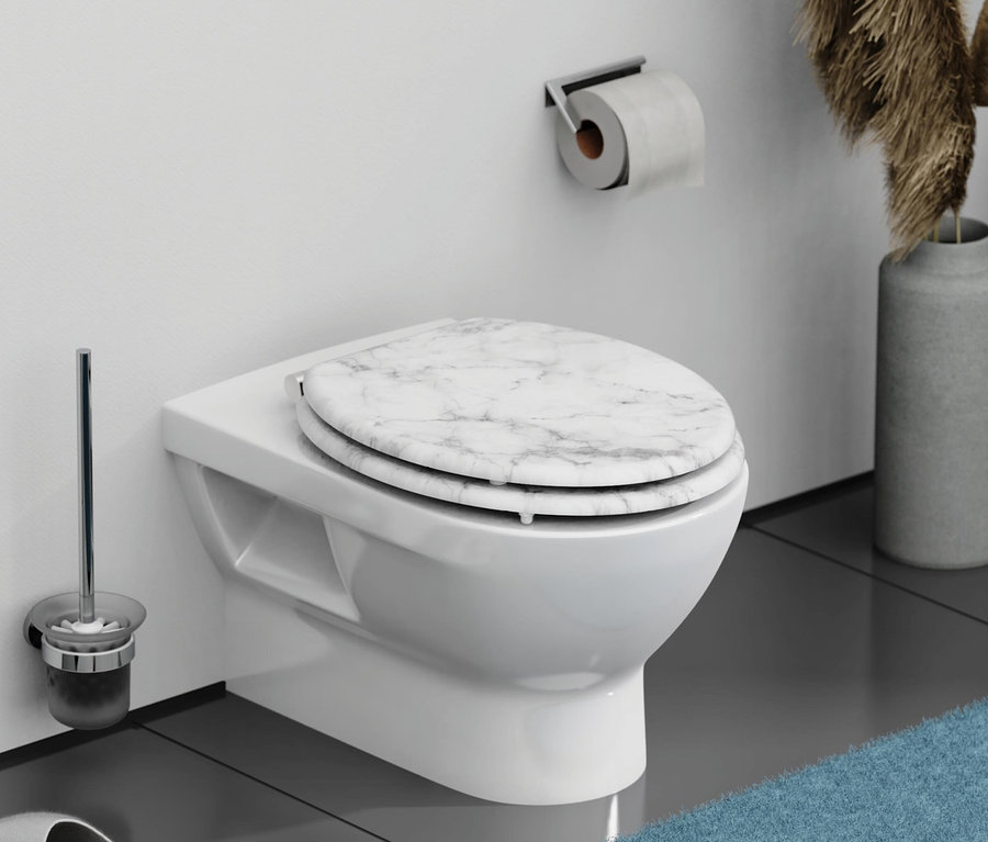 Weiße Toilette mit SCHÜTTE MDF-WC-Sitz »MARMOR STONE«.