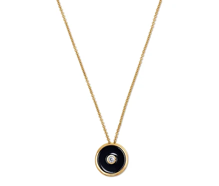 Goldene Halskette mit schwarzem, rundem Anhänger und kleinem Diamanten in der Mitte.
