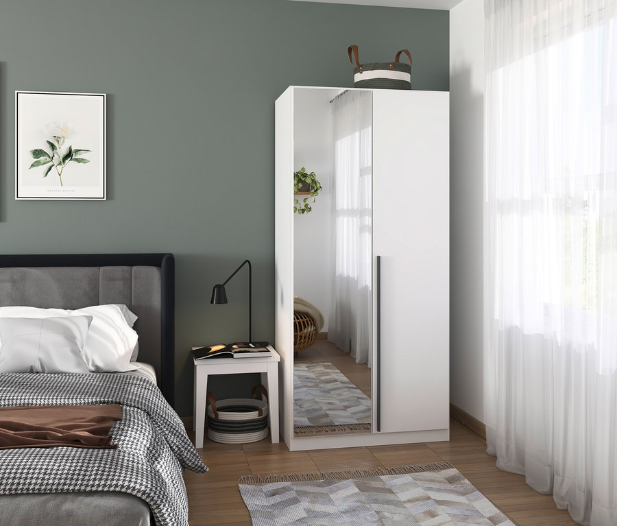 Schlafzimmer mit Bett, Nachttisch und weißem Kleiderschrank mit Spiegel.
