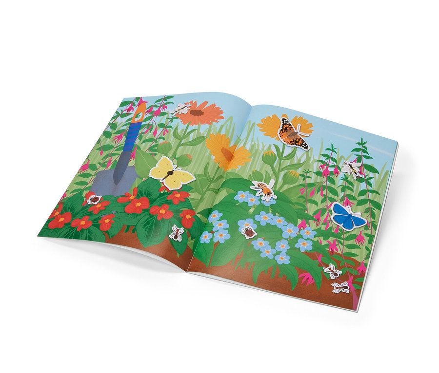 Geöffnetes Stickerbuch »Jahreszeiten« mit Illustrationen von Blumen, Schmetterlingen und Insekten.