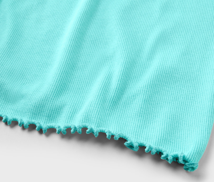 Detailansicht eines hellblauen Shorty-Pyjama-Sets aus Rippe.