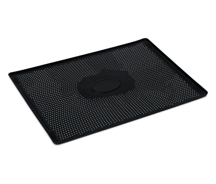 Schwarze Silikonmatte mit perforierter Oberfläche.