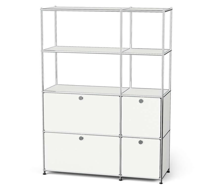 Weißes modulares Aufbewahrungssystem mit Chromrahmen und einer Kombination aus offenen Regalen und Lagerschränken.