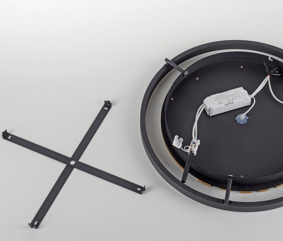 Detail einer schwarzen Deckenleuchte mit Montagerahmen und Elektronik.
